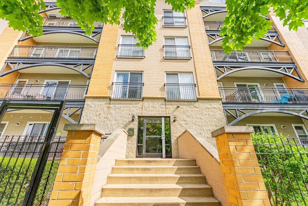 2720 W Cortland St in Chicago, IL - Building Photo