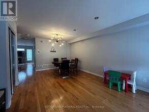 5 Quattro Ave in Richmond Hill, ON - Building Photo - Building Photo