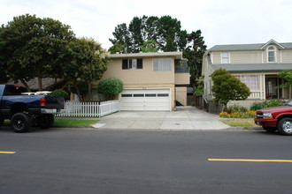 712 Elm St in San Carlos, CA - Building Photo - Building Photo