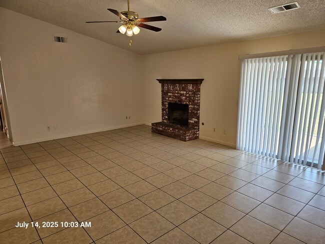 1673 E Eastbrook Ave in Tulare, CA - Building Photo - Building Photo