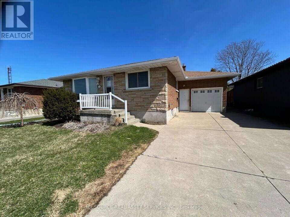6 Park Ave in St Catharines, ON - Building Photo