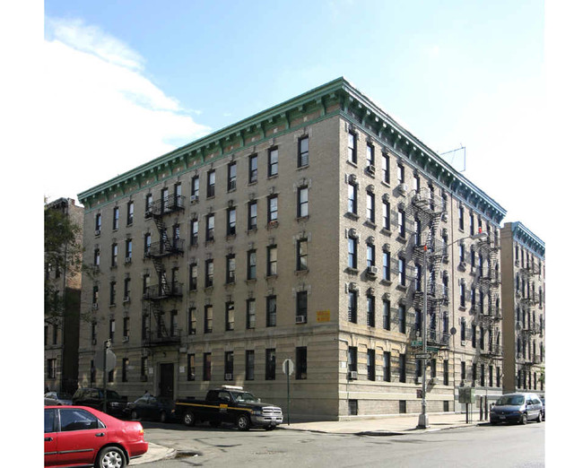 Minerva Court in New York, NY - Foto de edificio - Building Photo