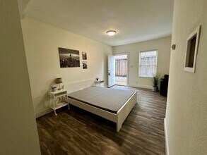 735 W 10th St, Unit A in Dallas, TX - Building Photo - Building Photo