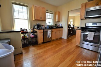 74 Brooks St, Unit 2 in Boston, MA - Building Photo - Building Photo