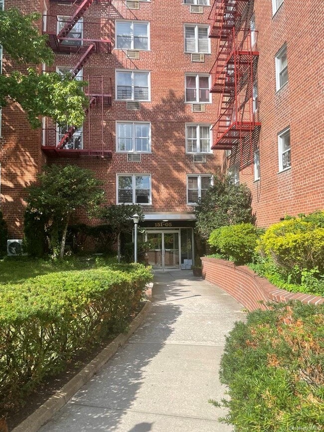 151-05 Cross Island Pkwy in Queens, NY - Building Photo - Building Photo