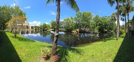 302 Lakeview Dr in Weston, FL - Building Photo - Building Photo