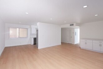 3155 Montrose Ave in Glendale, CA - Building Photo - Building Photo