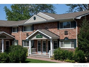 10 Westgate Dr-Unit -FA05 in Bohemia, NY - Foto de edificio - Building Photo