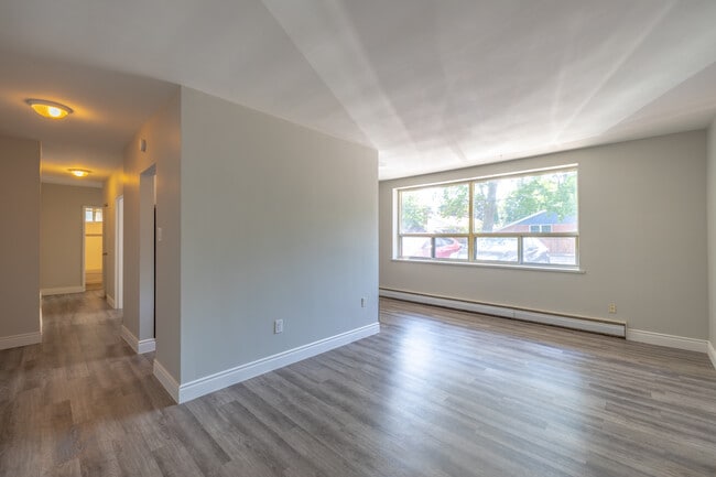 De Laurentian Apartments in Hamilton, ON - Building Photo - Building Photo