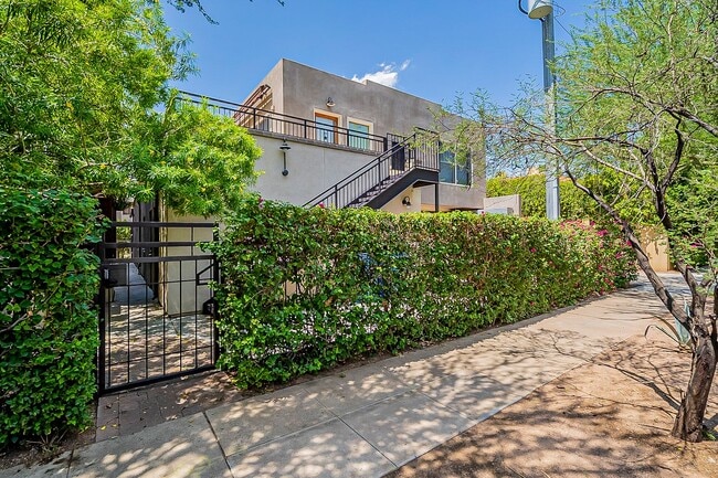 property at 304 W Roosevelt St