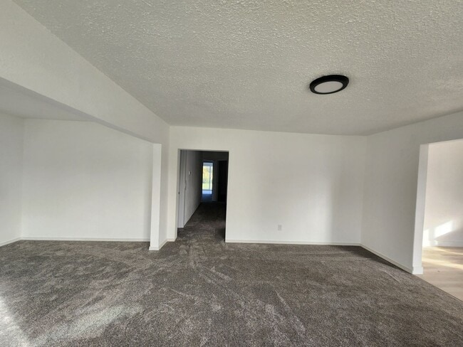 39393 Crawfordsville Dr in Sweet Home, OR - Building Photo - Building Photo