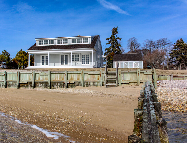 80 Peconic Ave in Shelter Island, NY - Building Photo - Building Photo