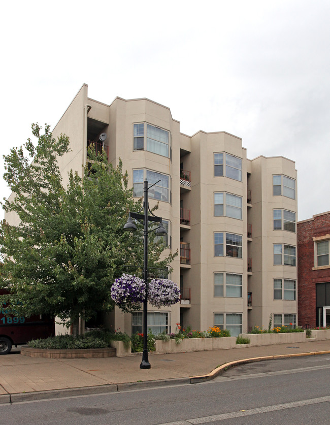 Gustaves Manor in Auburn, WA - Building Photo - Building Photo