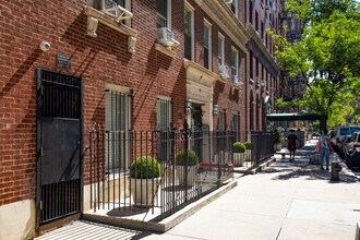 25 W 64th St in New York, NY - Building Photo - Building Photo