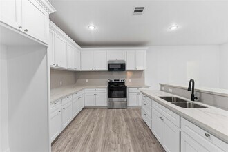 8237 Madera Rd in Houston, TX - Building Photo - Building Photo