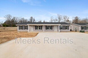 11 Cottage Ln in Hurricane, WV - Building Photo