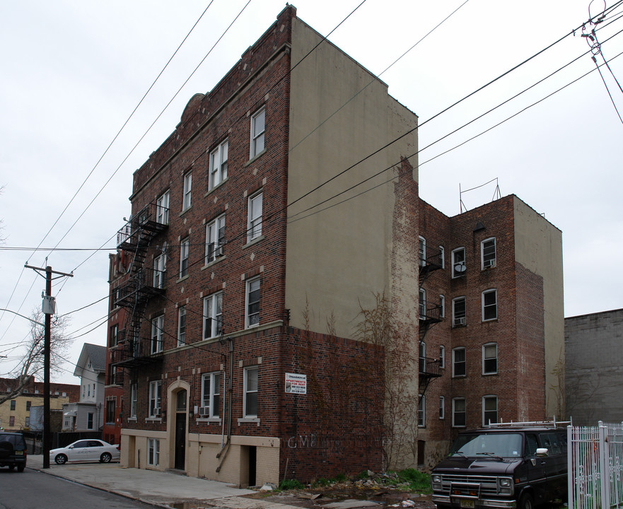 164 Clinton Ave in Jersey City, NJ - Foto de edificio