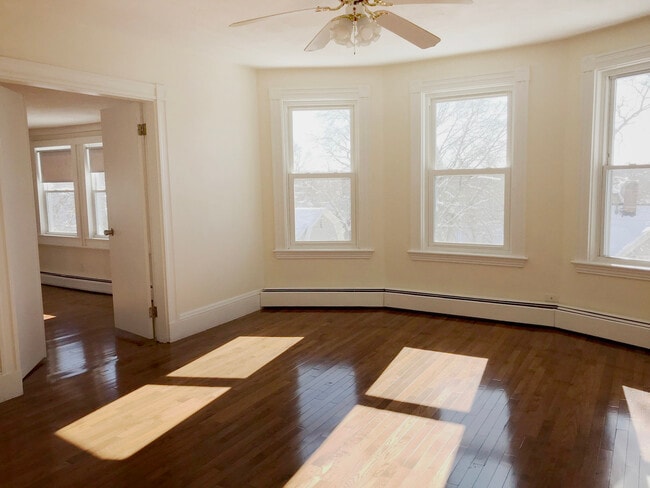 113 Ashland St in Melrose, MA - Foto de edificio - Building Photo