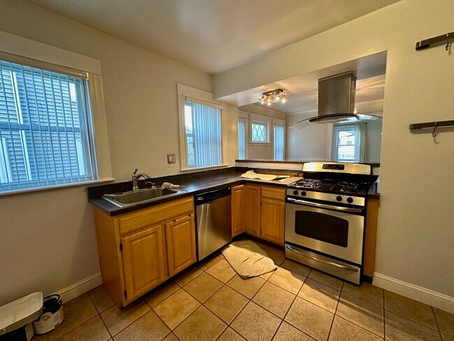 4 Grove St in Belmont, MA - Building Photo - Building Photo