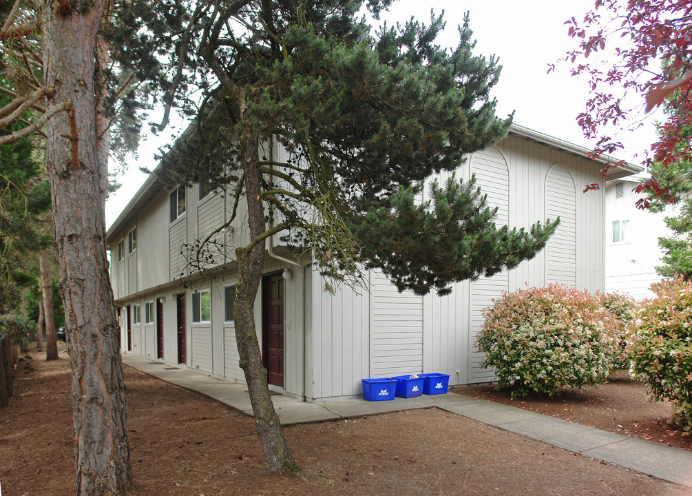 26-40 E 24th Ave in Eugene, OR - Building Photo