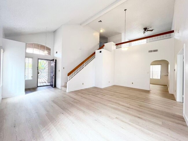 10001 Dove Ridge Dr in Las Vegas, NV - Building Photo - Building Photo