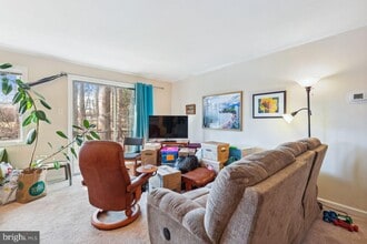 10600 Kenilworth Ave, Unit 203 in Bethesda, MD - Foto de edificio - Building Photo