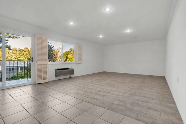 2370 Via Mariposa W in Laguna Woods, CA - Building Photo - Building Photo