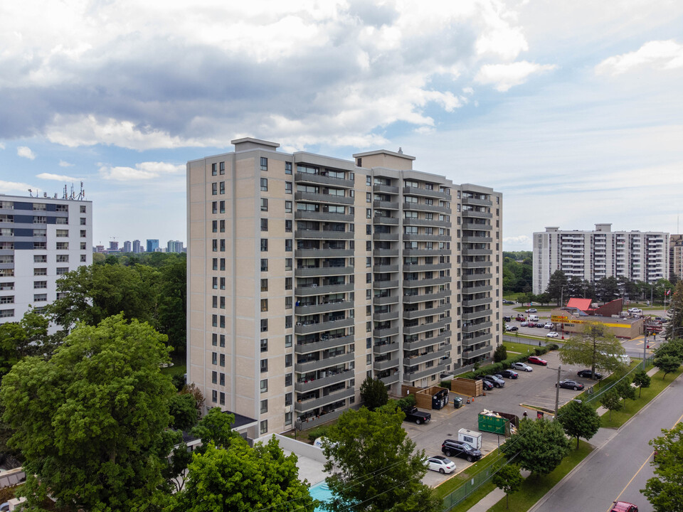 Bathurst Towers in Toronto, ON - Building Photo