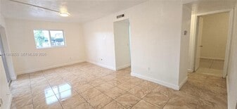 718 SE 8th St in Hialeah, FL - Building Photo