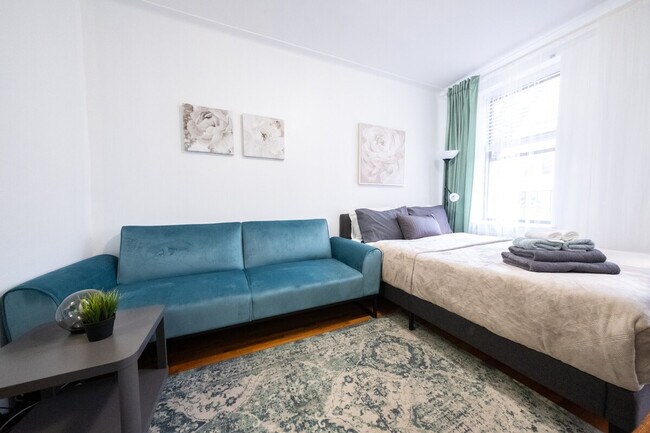 328 E 74th St in New York, NY - Building Photo - Building Photo