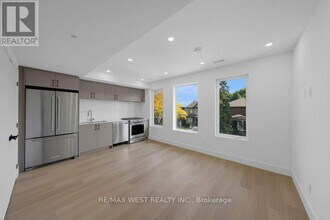 502 Atlas Ave in Toronto, ON - Building Photo - Building Photo