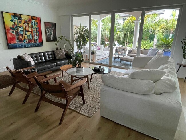 678 Woodcrest Rd in Key Biscayne, FL - Foto de edificio - Building Photo