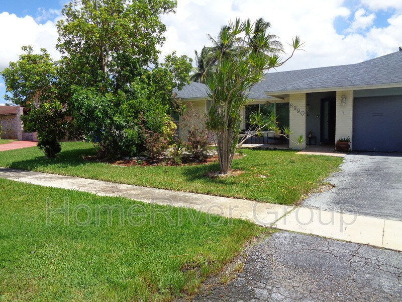 6990 NW 23rd St in Margate, FL - Foto de edificio