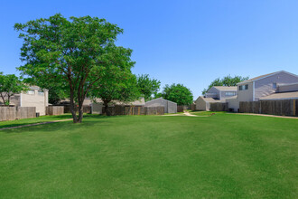 Rolling Meadows in Arlington, TX - Building Photo - Building Photo