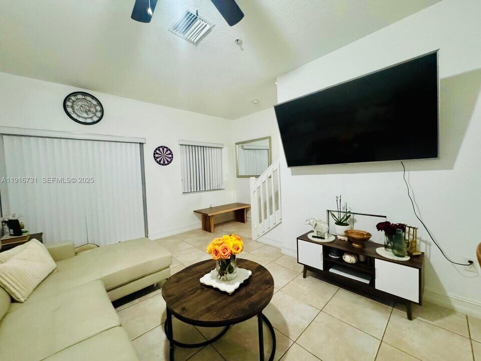 7985 NW 8th St in Miami, FL - Building Photo