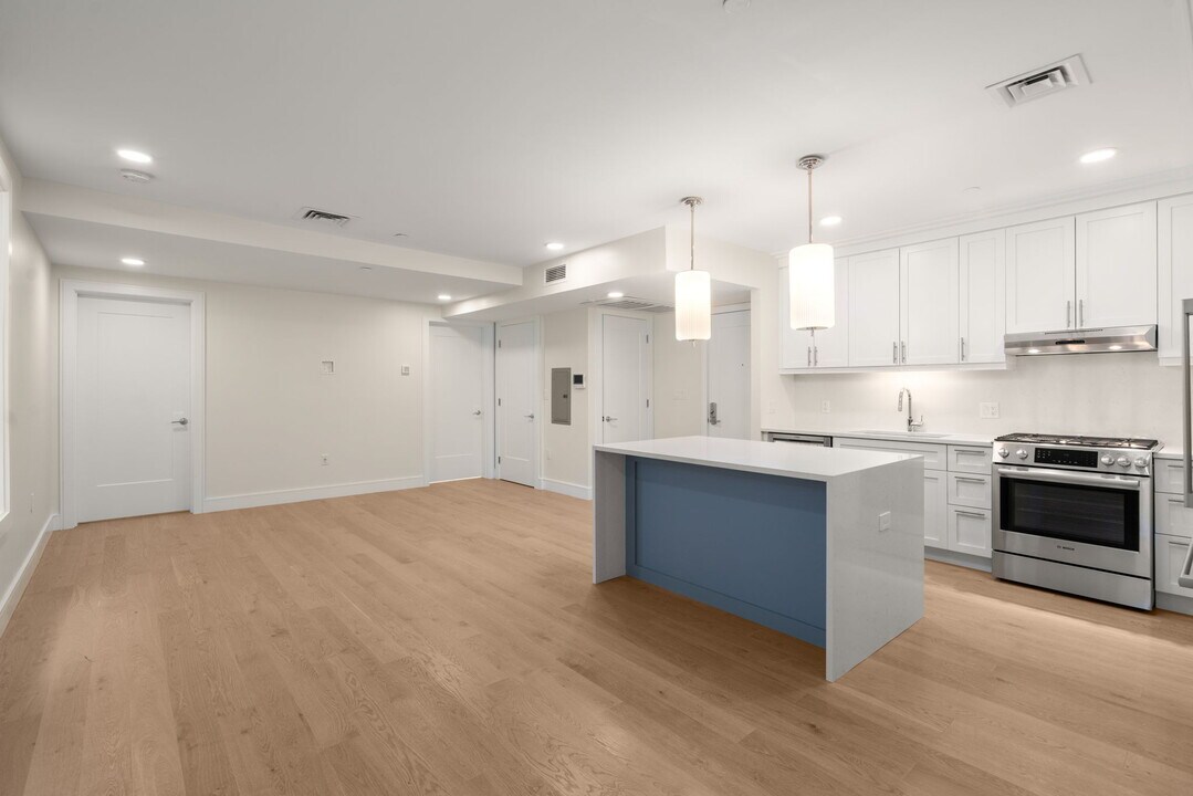 305 Border St, Unit 402 in Boston, MA - Foto de edificio