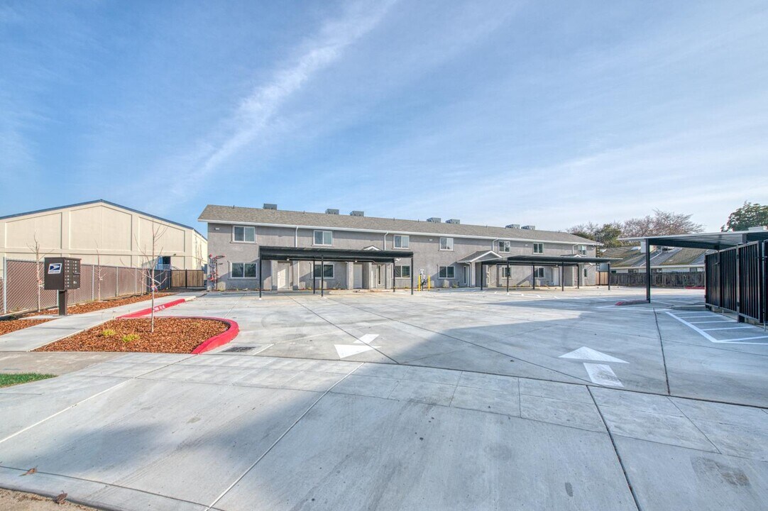5242 E Liberty Ave in Fresno, CA - Building Photo