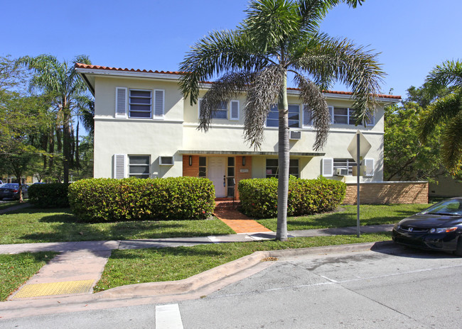 1825 Salzedo St in Coral Gables, FL - Foto de edificio - Building Photo