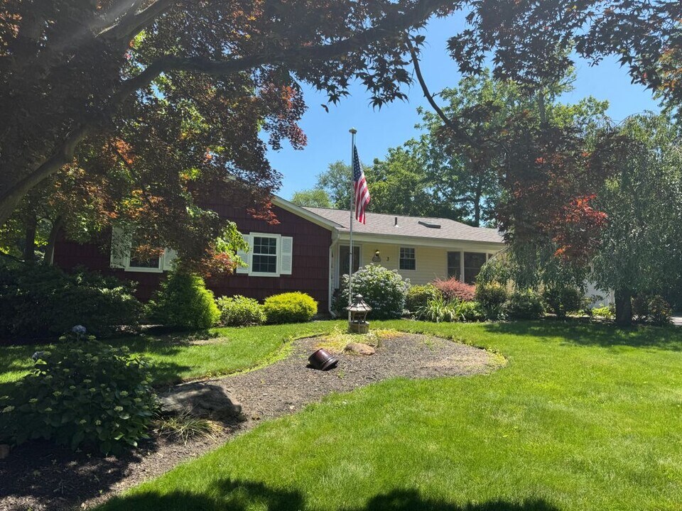 3 Janis Ln in Rocky Point, NY - Building Photo