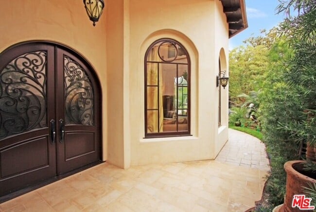 525 S Gretna Green Way in Los Angeles, CA - Building Photo - Building Photo