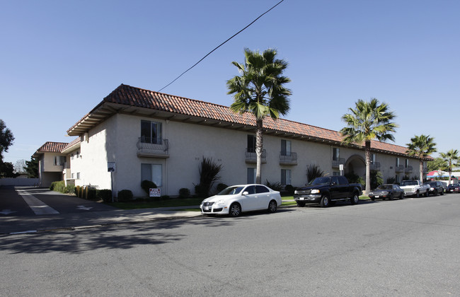 El Cordova Apartments in Costa Mesa, CA - Building Photo - Building Photo