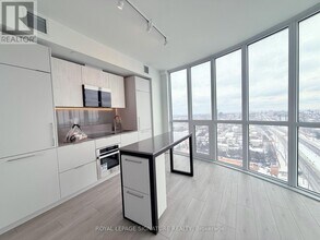 1 Fairview Rd E in Mississauga, ON - Building Photo - Building Photo