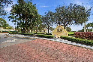 437 Vista Isles Dr in Plantation, FL - Building Photo