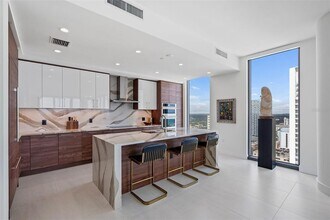 301 1st St S in St. Petersburg, FL - Foto de edificio - Building Photo