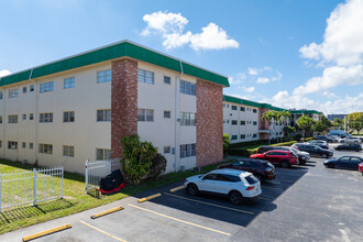 Seventeenth Green in Hallandale Beach, FL - Building Photo - Building Photo