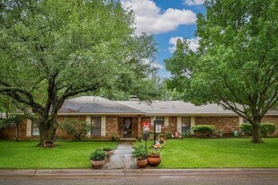 2002 Everglade Dr in Gainesville, TX - Building Photo