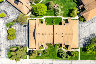 Ridgewood Village in Greenfield, WI - Foto de edificio - Building Photo