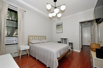 321 E 78th St in New York, NY - Building Photo - Building Photo