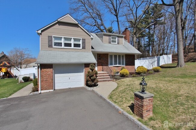 611 E Crescent Pkwy in South Plainfield, NJ - Building Photo - Building Photo