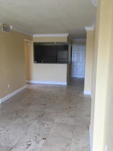 8101 Crespi Blvd-Unit -504 in Miami Beach, FL - Foto de edificio - Building Photo